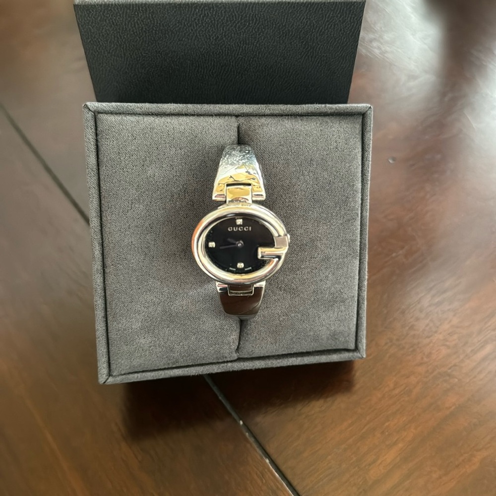 Gucci Vintage G Diamonds Bangle Wrist Watch